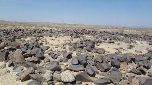 حرات بركانية بارزة في محيط المدينة مثل حرة رهاط